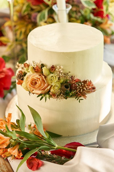 Svadobna torta ozdobena kvetmi