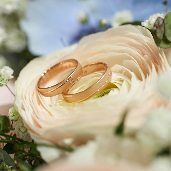 Svadobne prstienky ulozene na svadobnej kytici