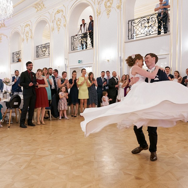 Svadobny tanec zenicha s nevestou v nadhernej sale Pezinskeho zamku Simak