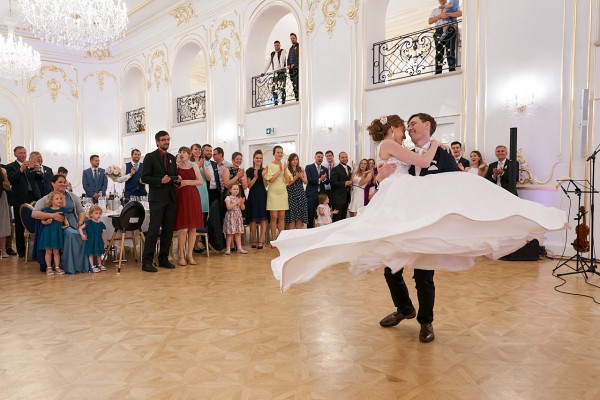 Svadobny tanec zenicha s nevestou v nadhernej sale Pezinskeho zamku Simak