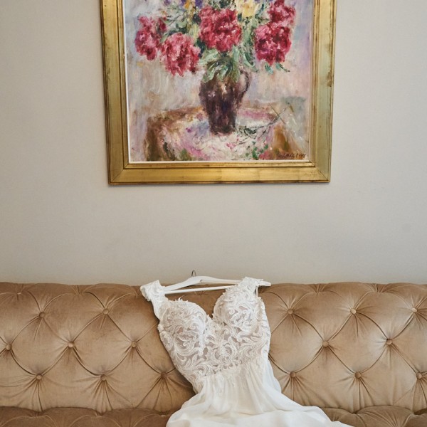 Fotenie svadobnych priprav nevesty, svadobne saty prehodene cez gauc, priestory hotela Simak v Pezinku