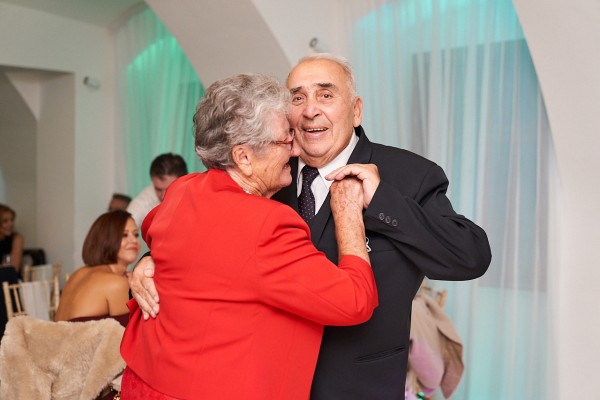 Stari rodicia pocas prveho tanca na svadbe, Castel Mierovo
