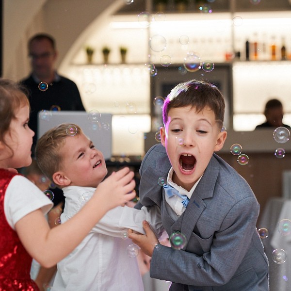Deti chytajuce bubliny pocas svadobnej zabavy