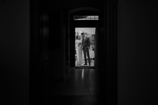 Mladomanzelia cakajuci na ohlasenie vstupu do svadobnej saly, Castel Mierovo