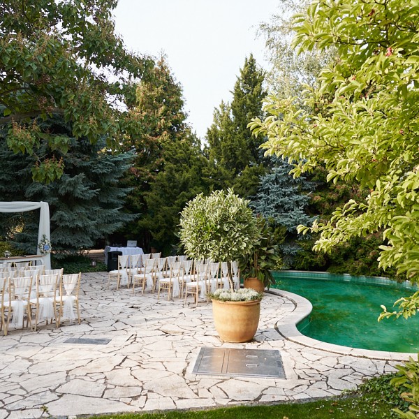 Pohlad na sobasne miesto pri bazene v zahrade Castel Mierovo
