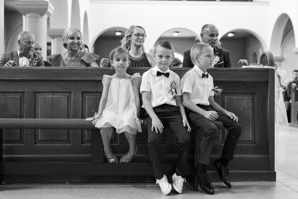 deti sediace v kostole pri svadobnom obrade