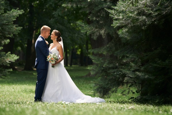 2 svadobny fotograf zenich nevesta parove fotenie svadobne fotenie svadba zamocky park pezinok