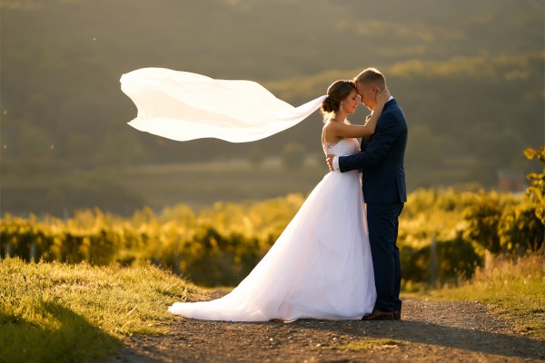 6 svadobny fotograf zenich nevesta parove fotenie svadobne fotenie svadba vecer zapad slnka vo vinohradoch