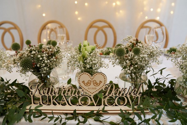 Drevene pismenka, vyzdoba na svadobnom stole