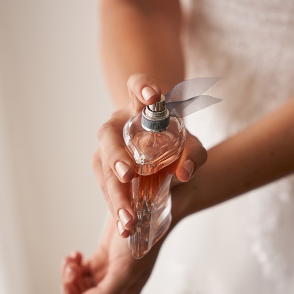 svadobny fotograf pripravy nevesty fotka parfemu