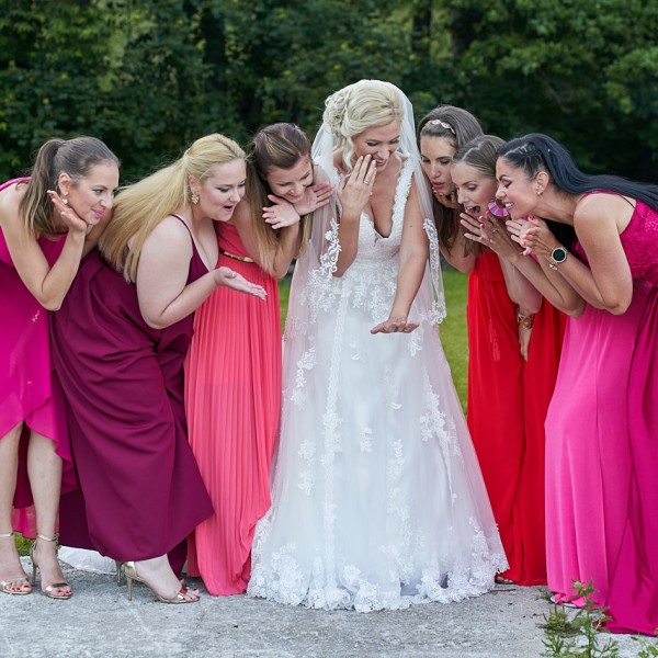 svadobny fotograf druzicky obdivuju prsten nevesty spolocne foto