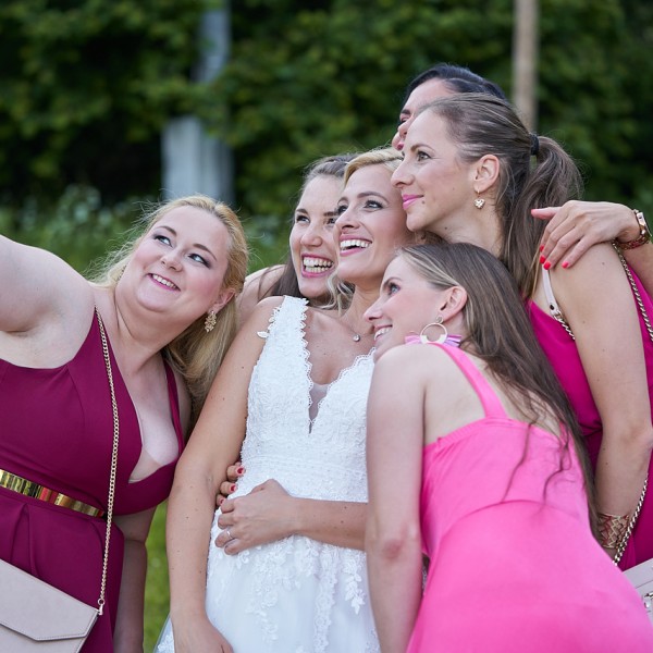 svadobny fotograf spolocne fotenie nevesty s druzickami