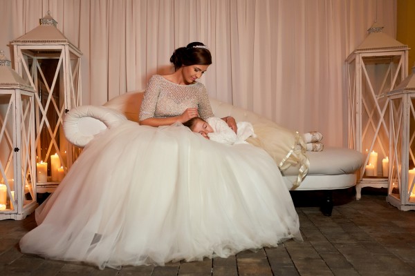 svadobny fotograf fotka nevesty so spiacou dcerkou pocas svadobnej hostiny