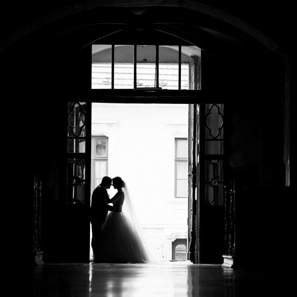 svadobny fotograf silueta svadobneho paru vo dverach katedraly sv. Mikulasa v Trnave 