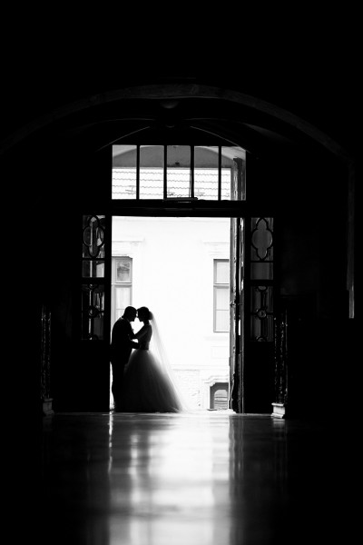 svadobny fotograf silueta svadobneho paru vo dverach katedraly sv. Mikulasa v Trnave 