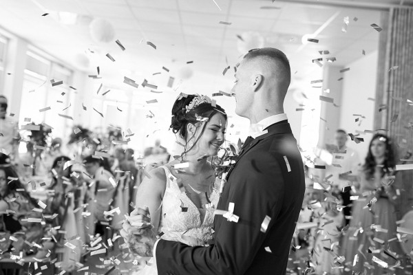 Padajuce konfety na konci prveho svadobneho tanca zenicha s nevestou