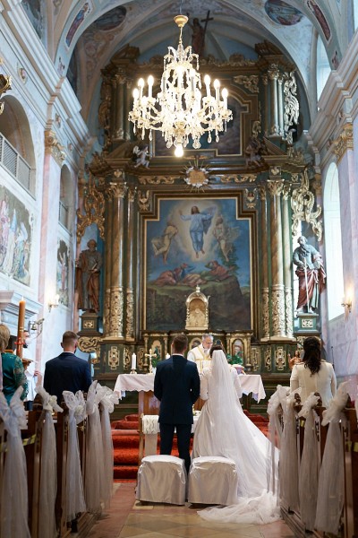Zenich s nevestou pri svadobnom obrade v kostole Premenenia Pana v Pezinku, Dolny kostol
