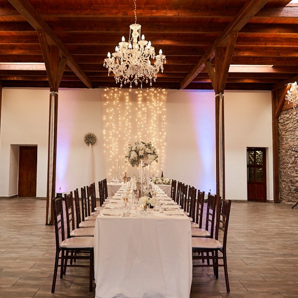 Krasne nadekorovany svadobny stol v Starom dome v Modre, u Ludvika