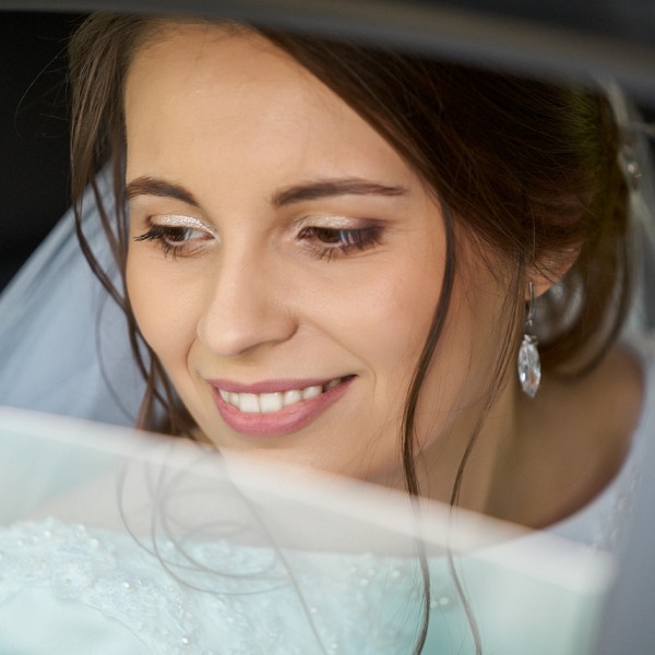 Nevesta odfotena cez okno svadobneho auta
