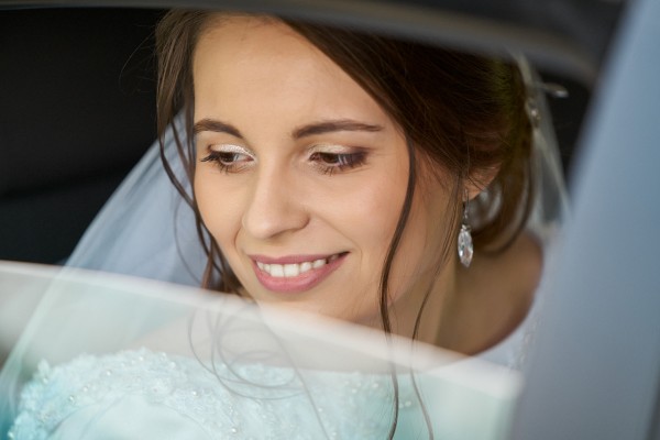Nevesta odfotena cez okno svadobneho auta