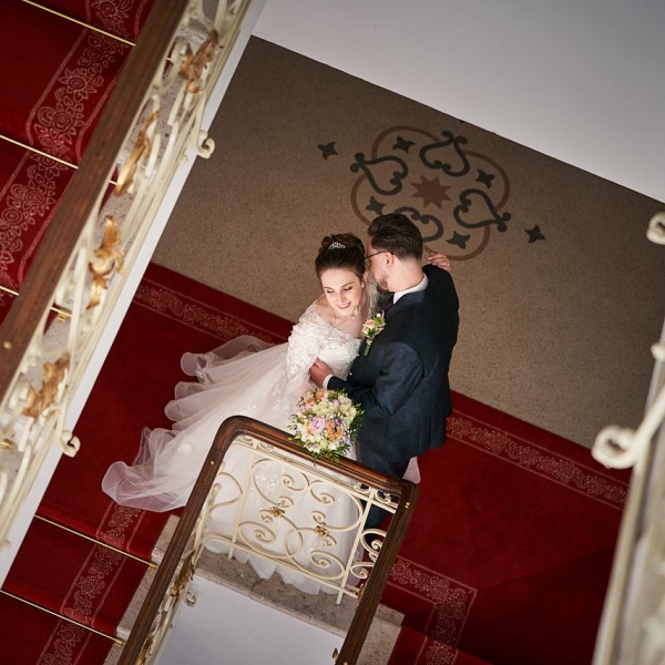 Svadobny par stojaci na schodisku hotela Elizabeth v Trencine