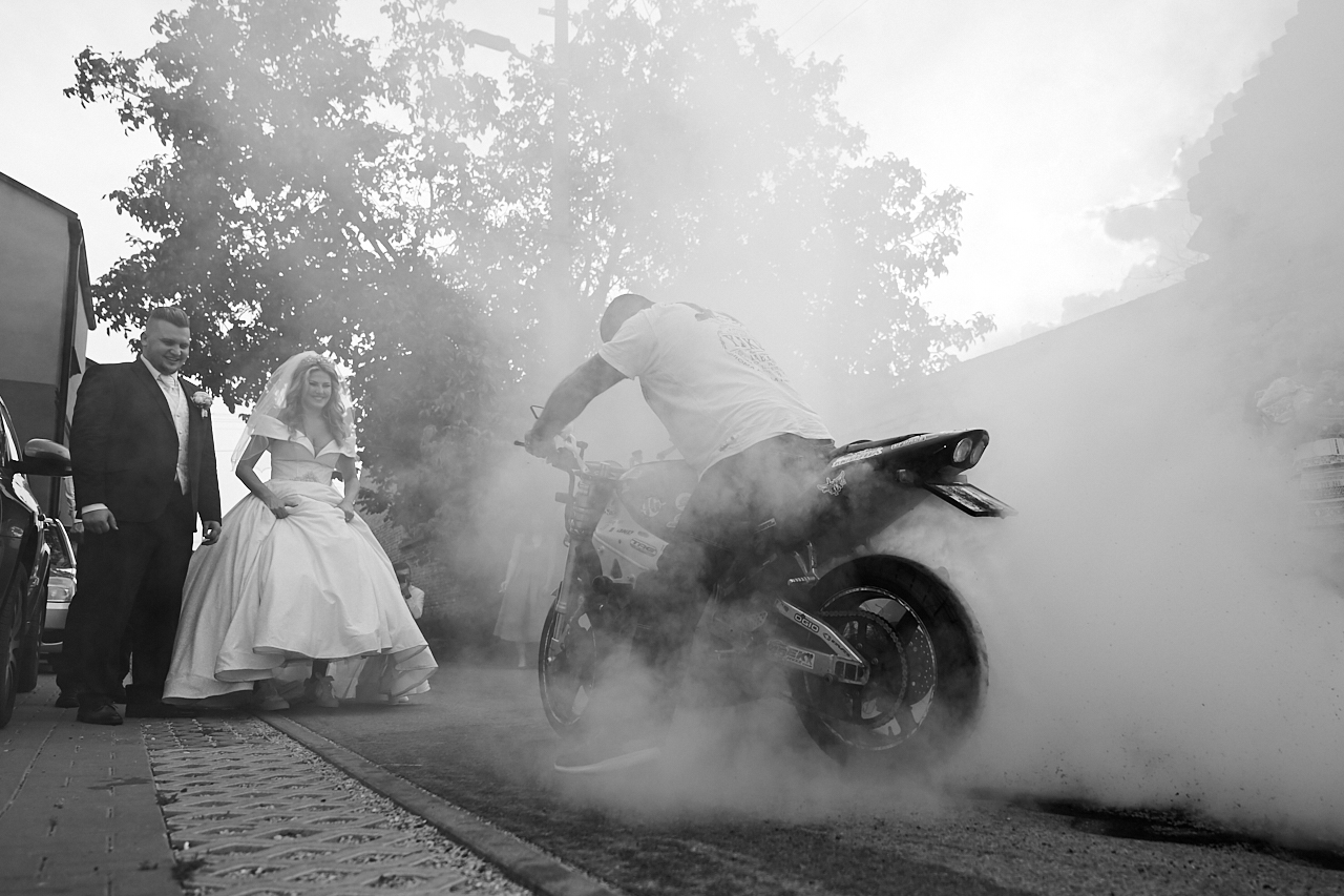 palenie gum na motorkarskej svadbe