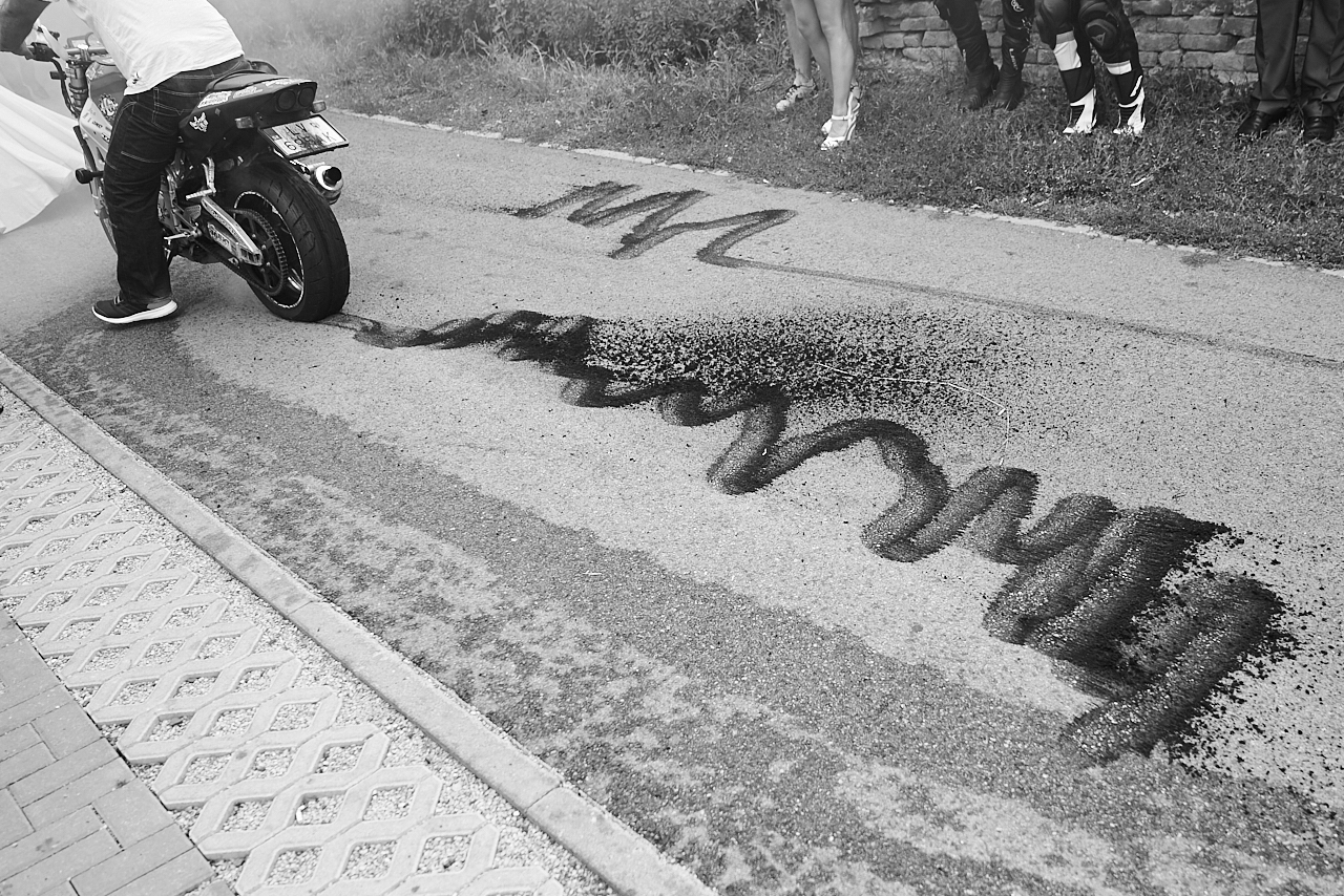 pisanie gumou na cestu na motorkarskej svadbe
